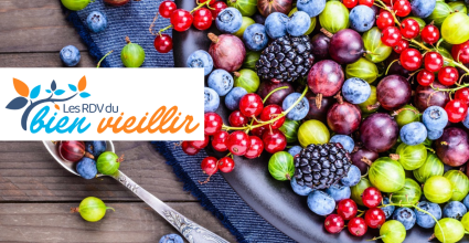plat de fruits avec cuillère sur un plan de table 