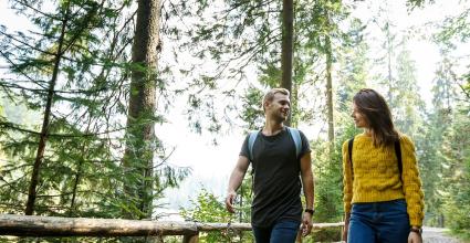 jeune couple se regarde dans la forêt