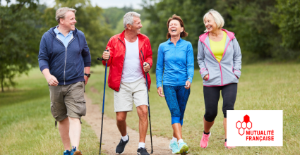 personnes seniors font une balade