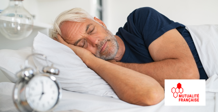 Homme retraité qui dort sereinement