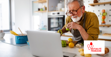 Monsieur retraité qui regarde une webconférence sur l'alimentation