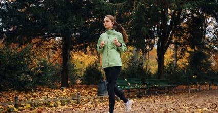 femme qui court en automne