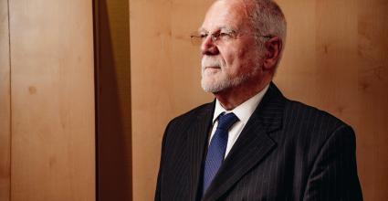 Photo de profil Henri Lemoine avec fond beige marron