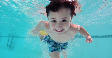 enfants_qui_nage_dans_une_piscine