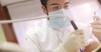 acces aux soins trou dans la raquette dentiste visage blanc