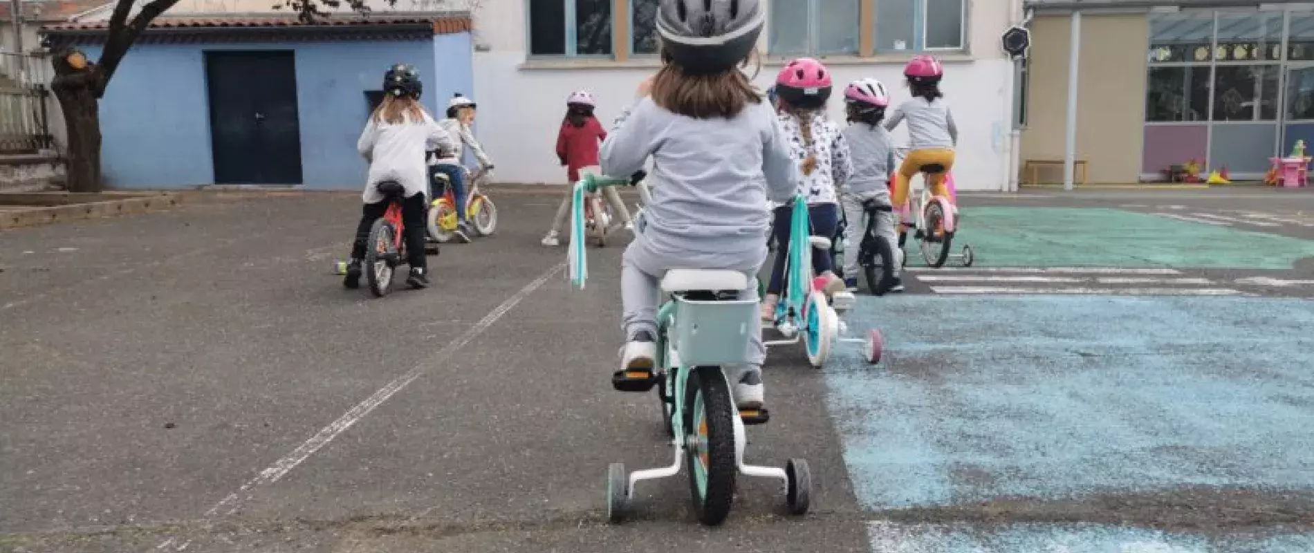 petite fille qui fait du tricycle 