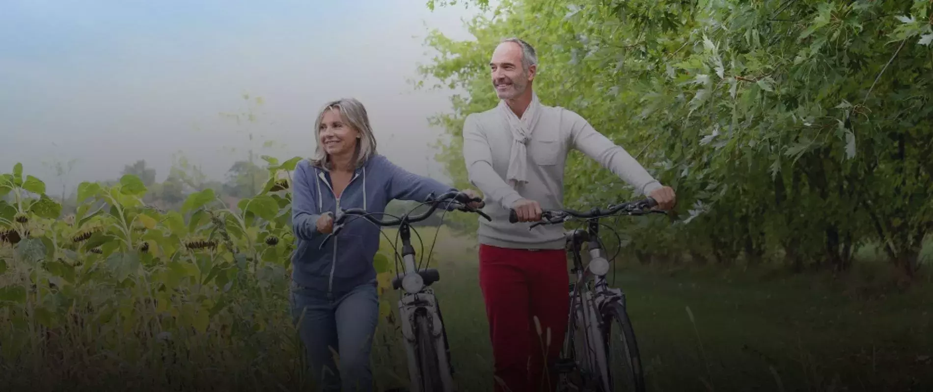 personnes retraités faisant du vélo 