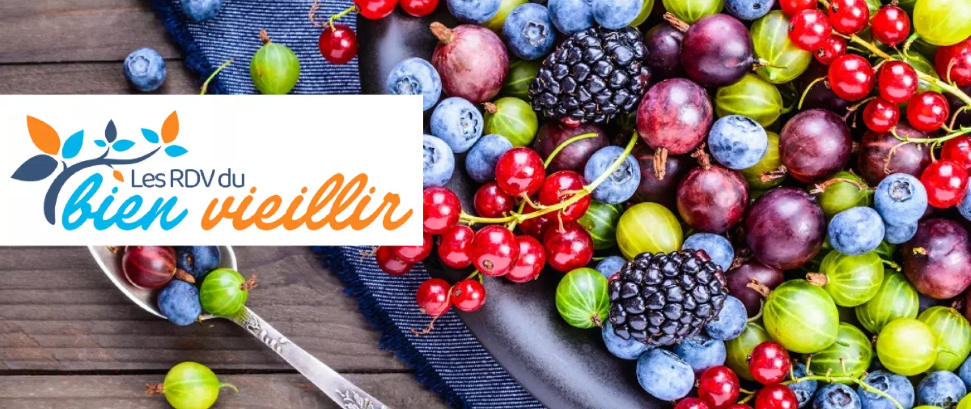 plat de fruits avec cuillère sur un plan de table