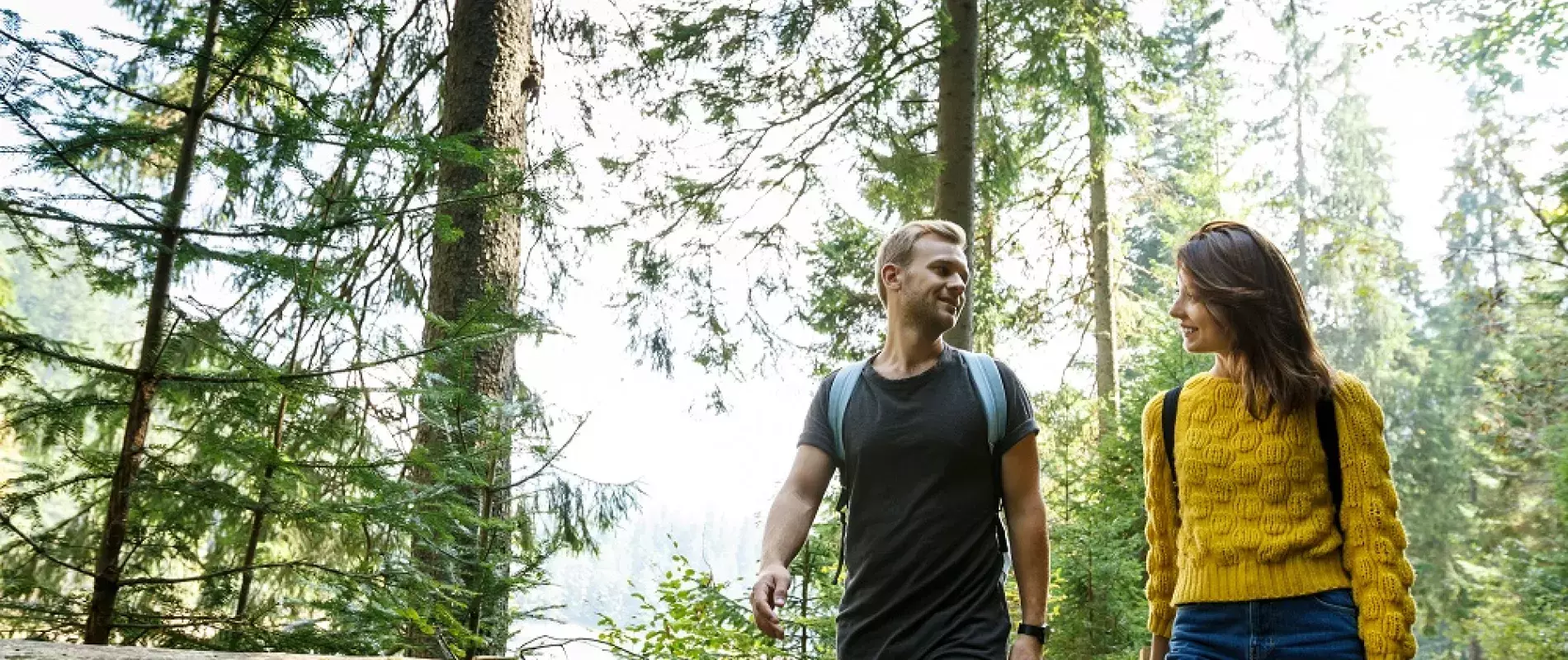 jeune couple se regarde dans la forêt