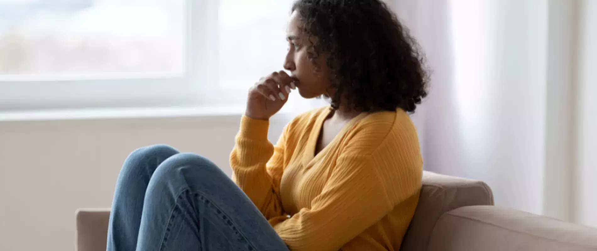 fille noire qui est en dépression