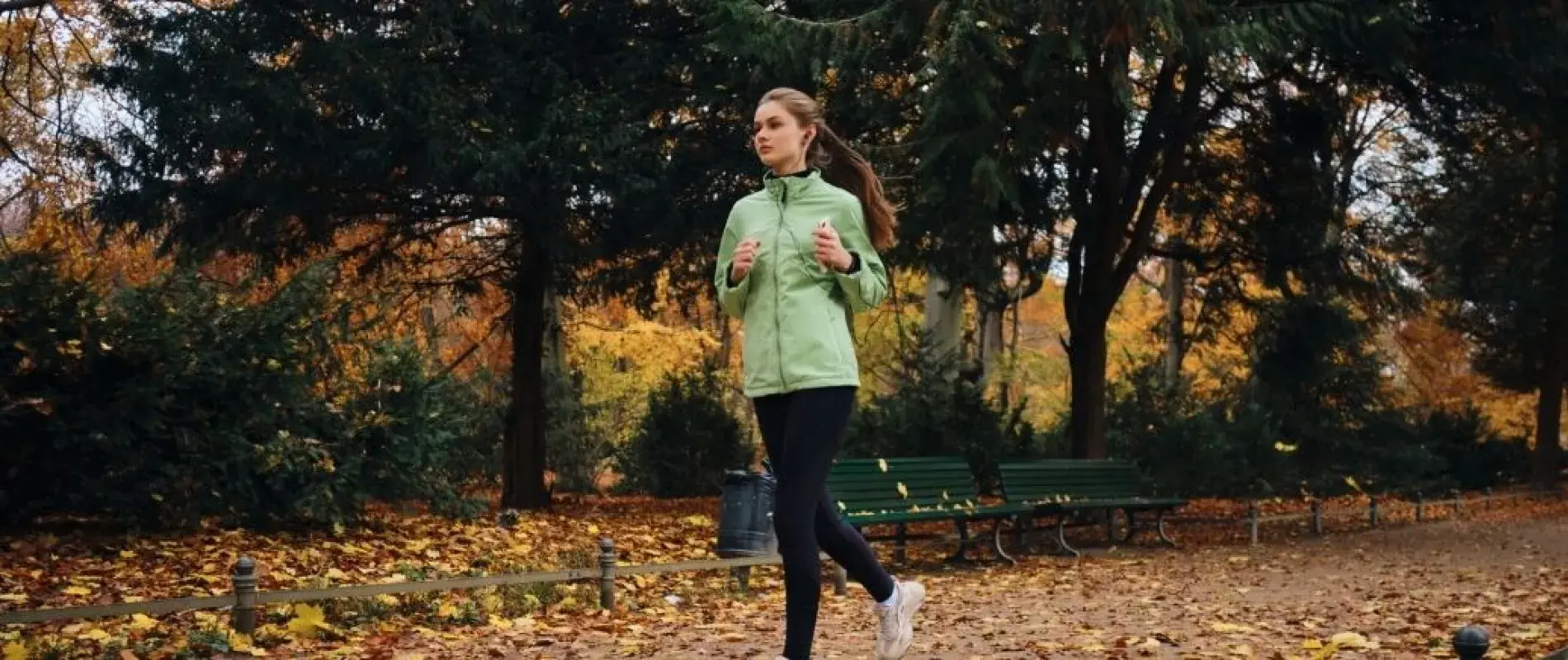 femme qui court en automne