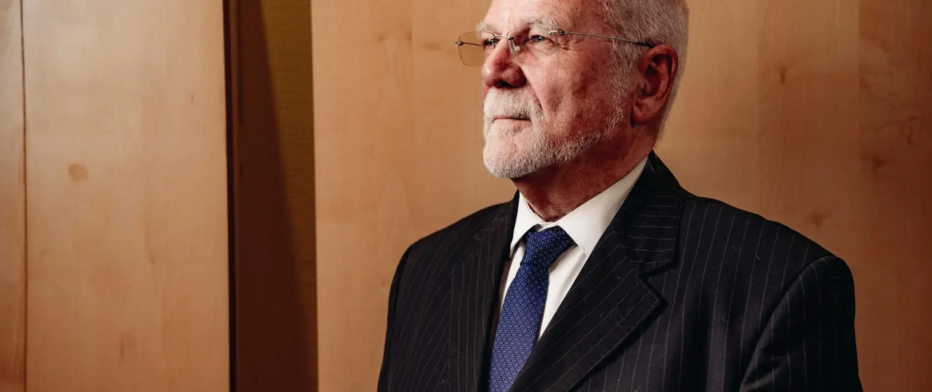 Photo de profil Henri Lemoine avec fond beige marron