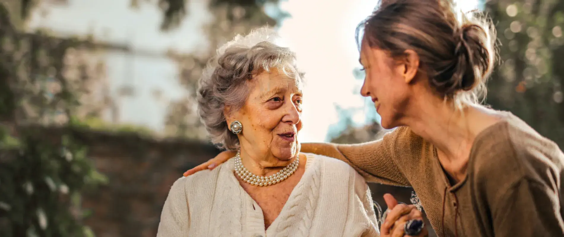femme âgéé avec une aidante 