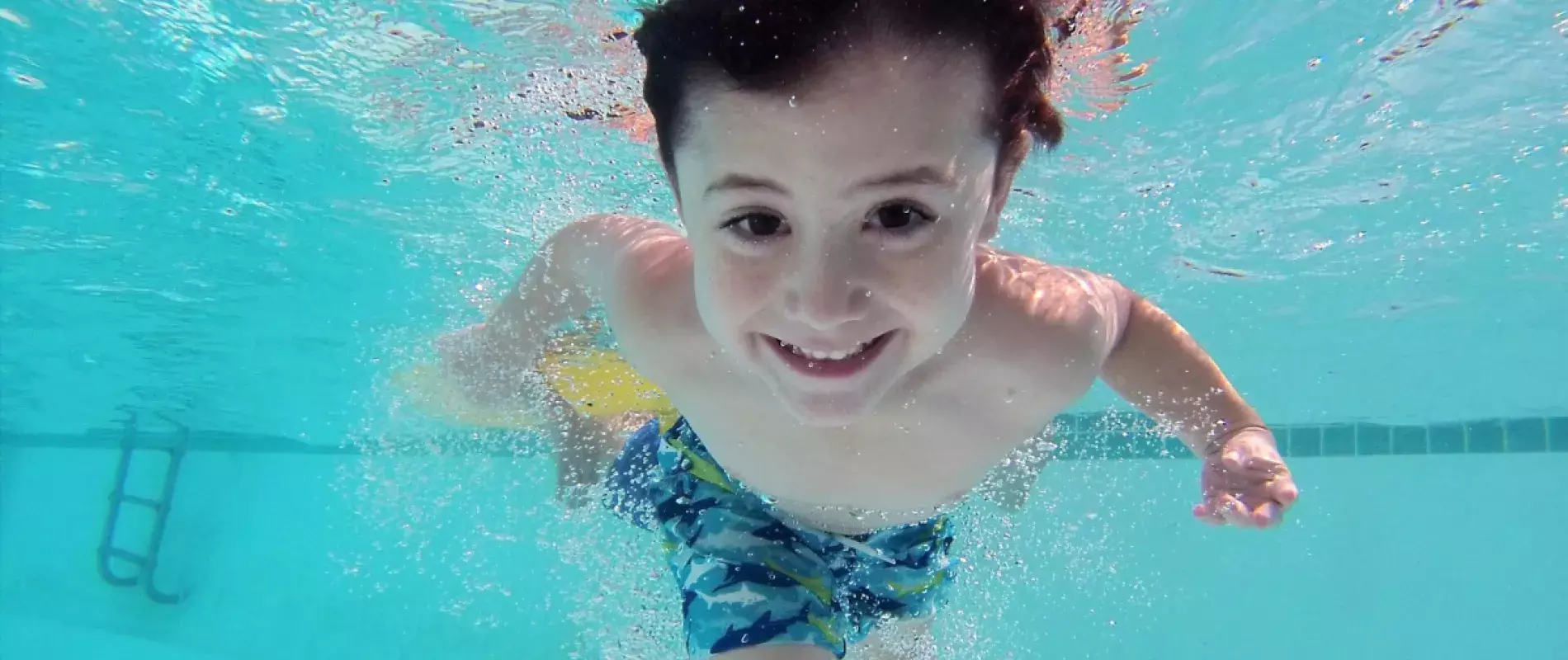 enfants_qui_nage_dans_une_piscine