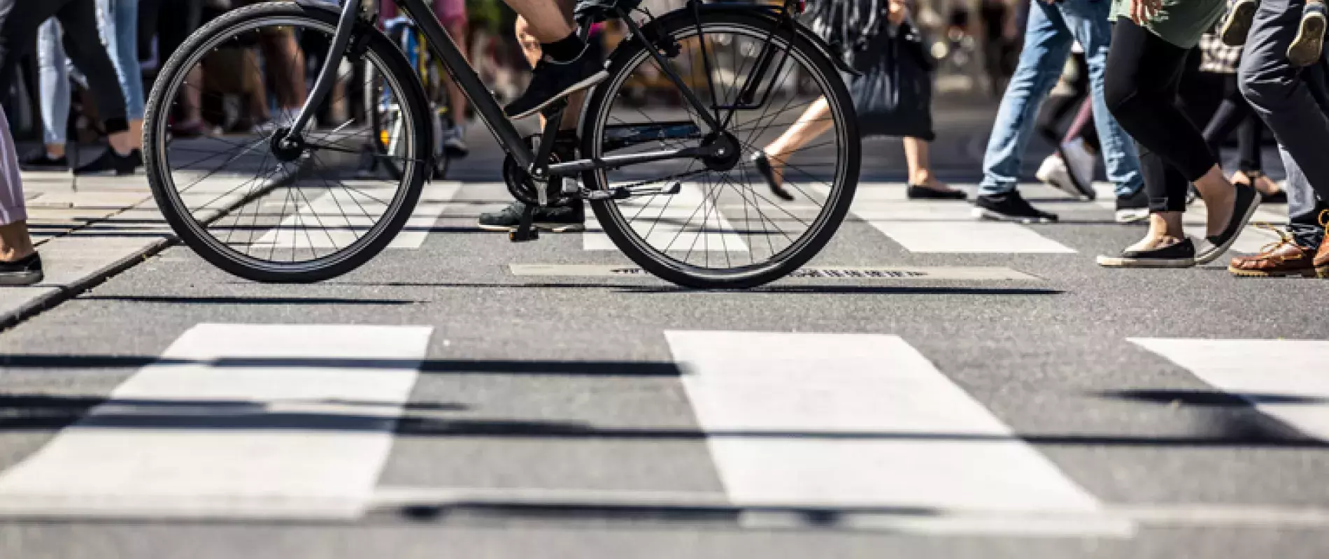 vélo et passants dans la rue