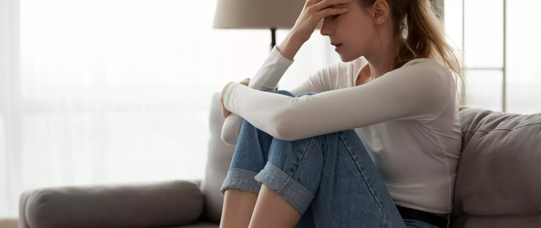 femme assise qui souffre de troubles mentaux