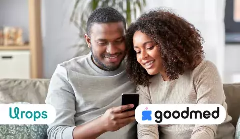 couple métisse regarde un mobile application Goodmed partenariat Urops