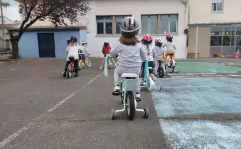 petite fille qui fait du tricycle 