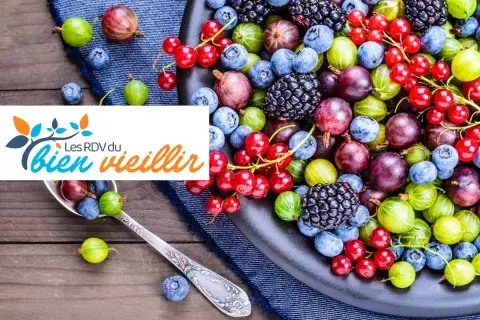 plat de fruits avec cuillère sur un plan de table 