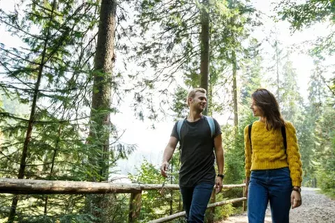 jeune couple se regarde dans la forêt
