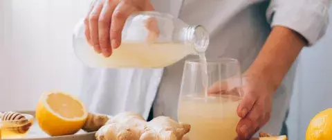 mains de femme qui sert une boisson fermentée