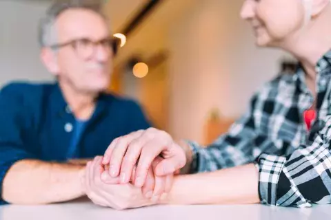 deux mains liées brin de tendresse et soutien