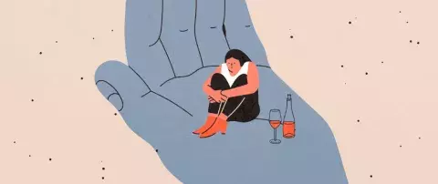 adolescente dans une main avec un verre de vin