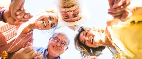 groupe personne souriante 