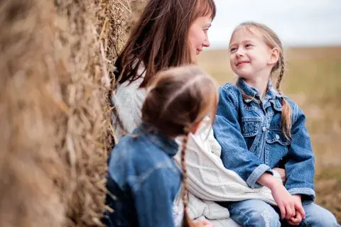 famille à la campagne femme et ses deux enfants