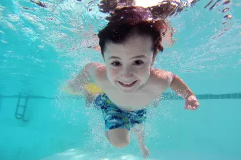 enfants_qui_nage_dans_une_piscine
