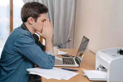 jeune face à la crise sanitaire étude à la maison