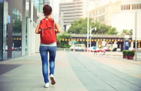 Femme marchant dans la rue