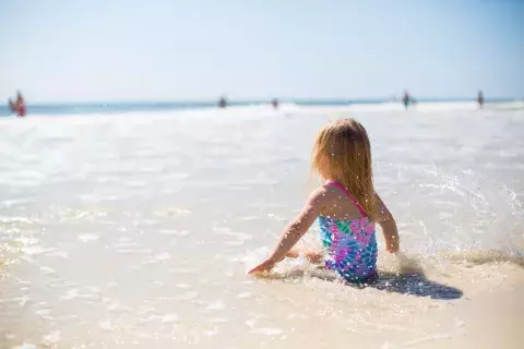 petite fille baignade les bons réflexes pour se baigner en toute sécurité