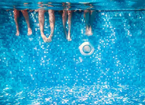 Piscine, attention aux bactéries