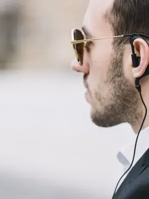 agent de sécurité professionnel vue laterale