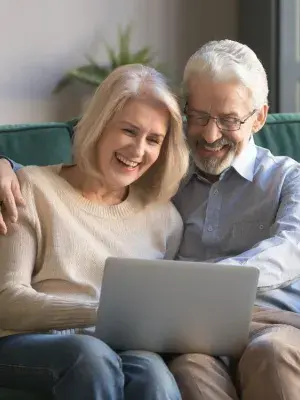 couple retraités devant ordinateur