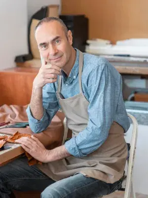 home grisonnant avec calvitie dans son atelier 