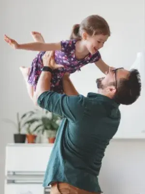 homme qui soulève sa fille en l'air pour s'amuser