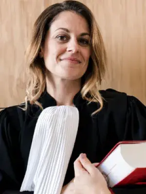 femme profession juridique souriante 