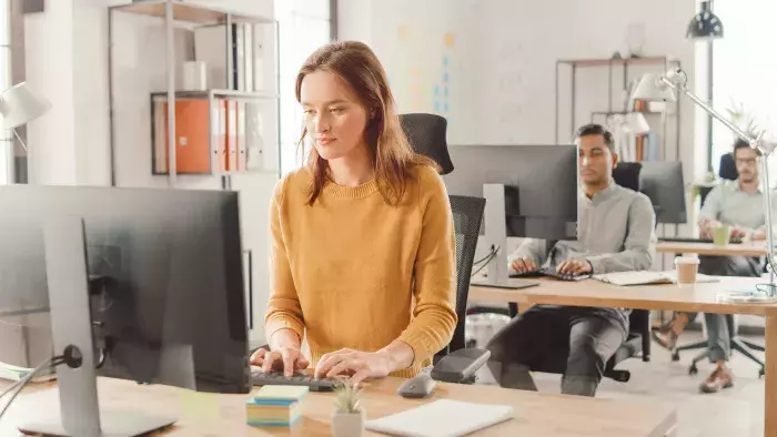 femme devant un ordinateur dans un bureau professionnel 