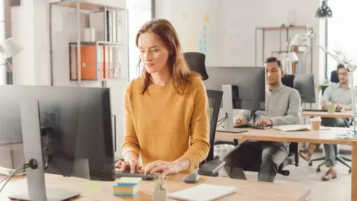 femme devant un ordinateur dans un bureau professionnel
