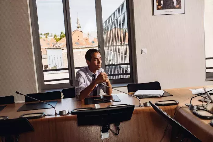 Frédéric Phaure assis sur sa chaise de bureau 