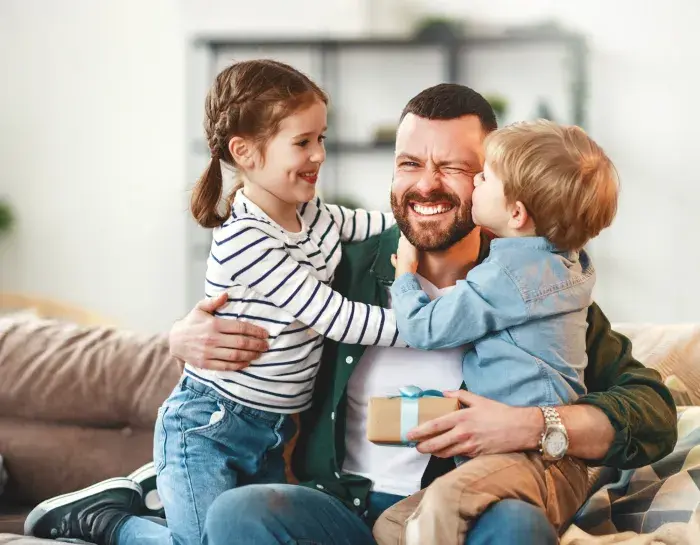 père et ses deux enfants