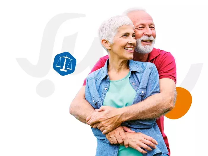 couples retraités s'enlacent logo mmj derrière eux