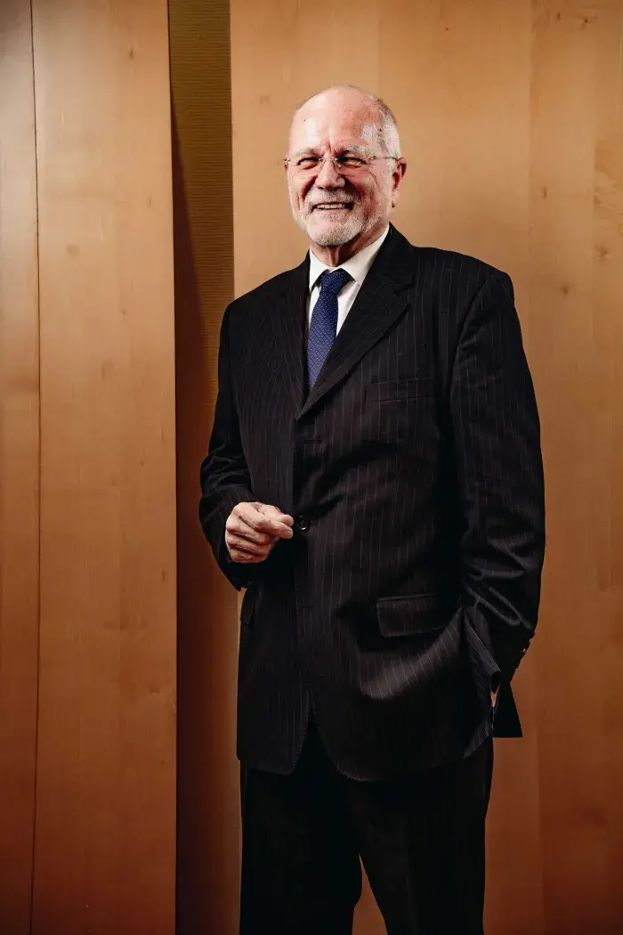 Henri lemoine debout souriant