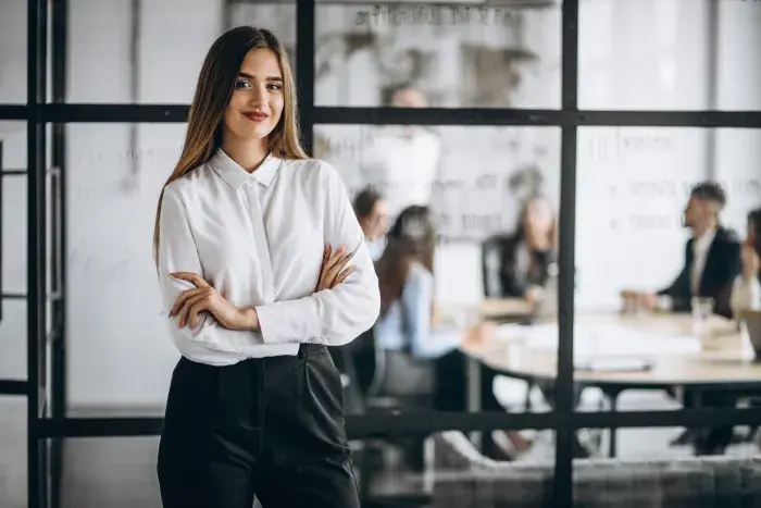 femme en entreprise bras croisés 