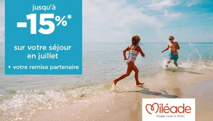 enfants qui courent dans l'eau et la mer