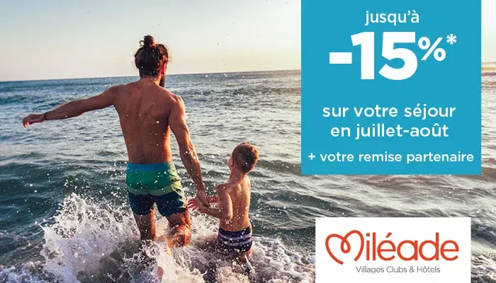 homme qui va se baigner avec son fils
