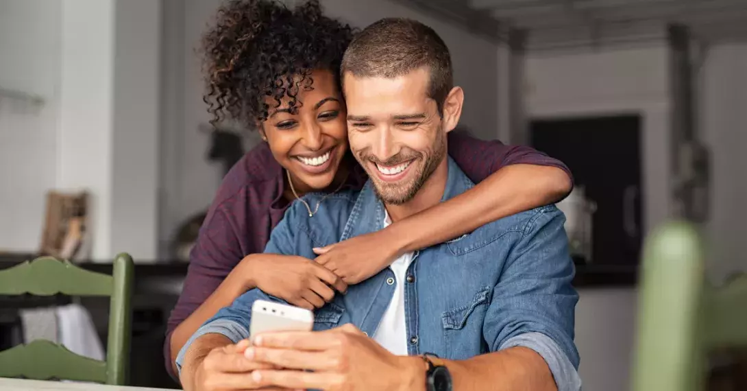 femme et homme regarde téléphone