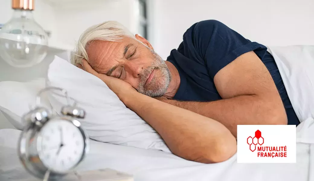 Homme retraité qui dort sereinement